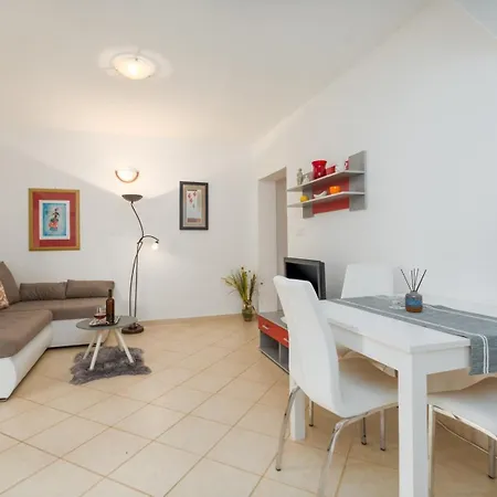 Apartment Susnjici 2 With Pool, Children Playground And Terrace Baderna