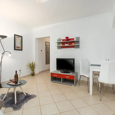 Susnjici 2 With Pool, Children Playground And Terrace * Baderna