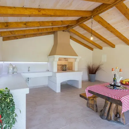 Apartment Susnjici 2 With Pool, Children Playground And Terrace Baderna